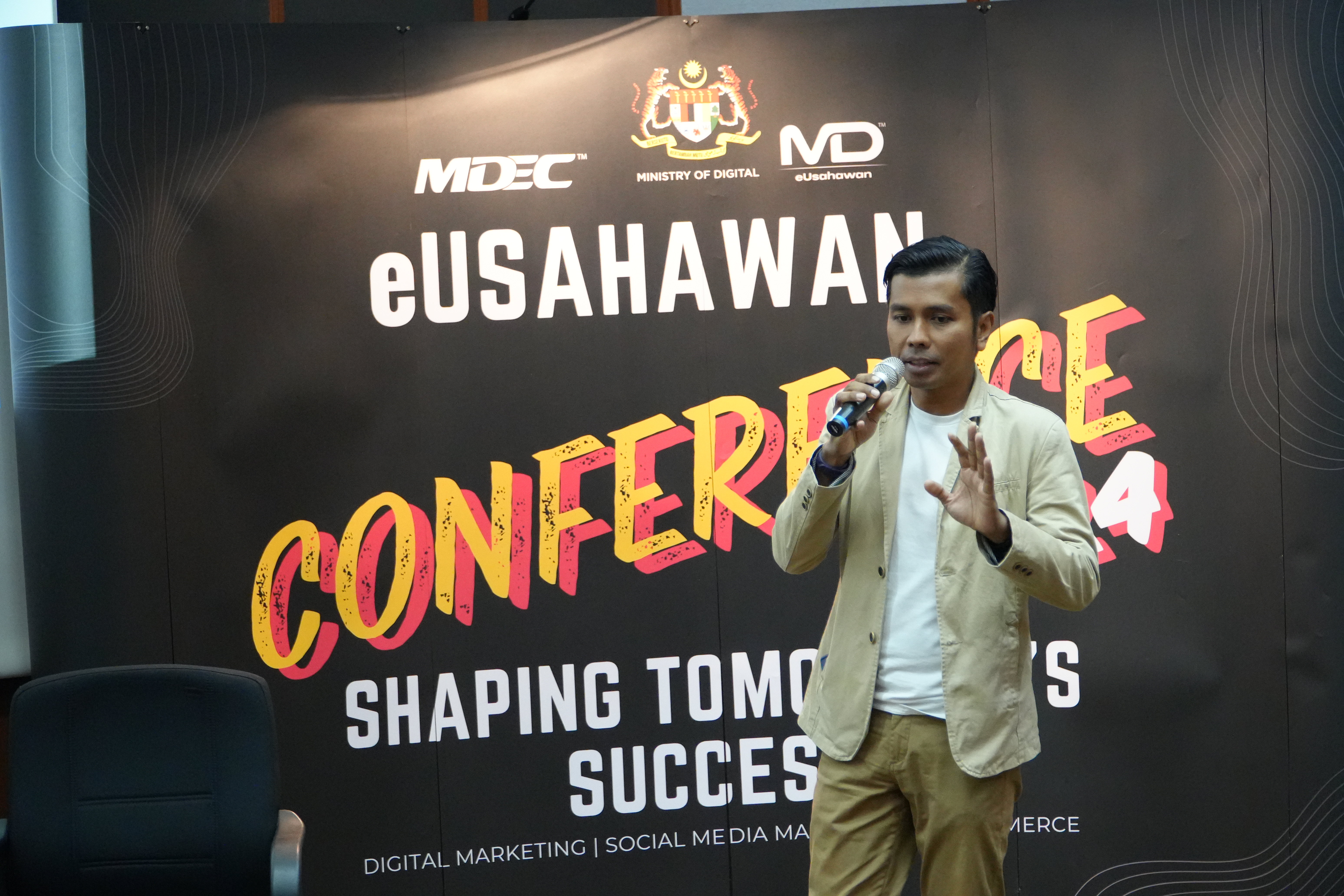 Azrain Alaman membentang kepentingan Google Ads di UUM 2024