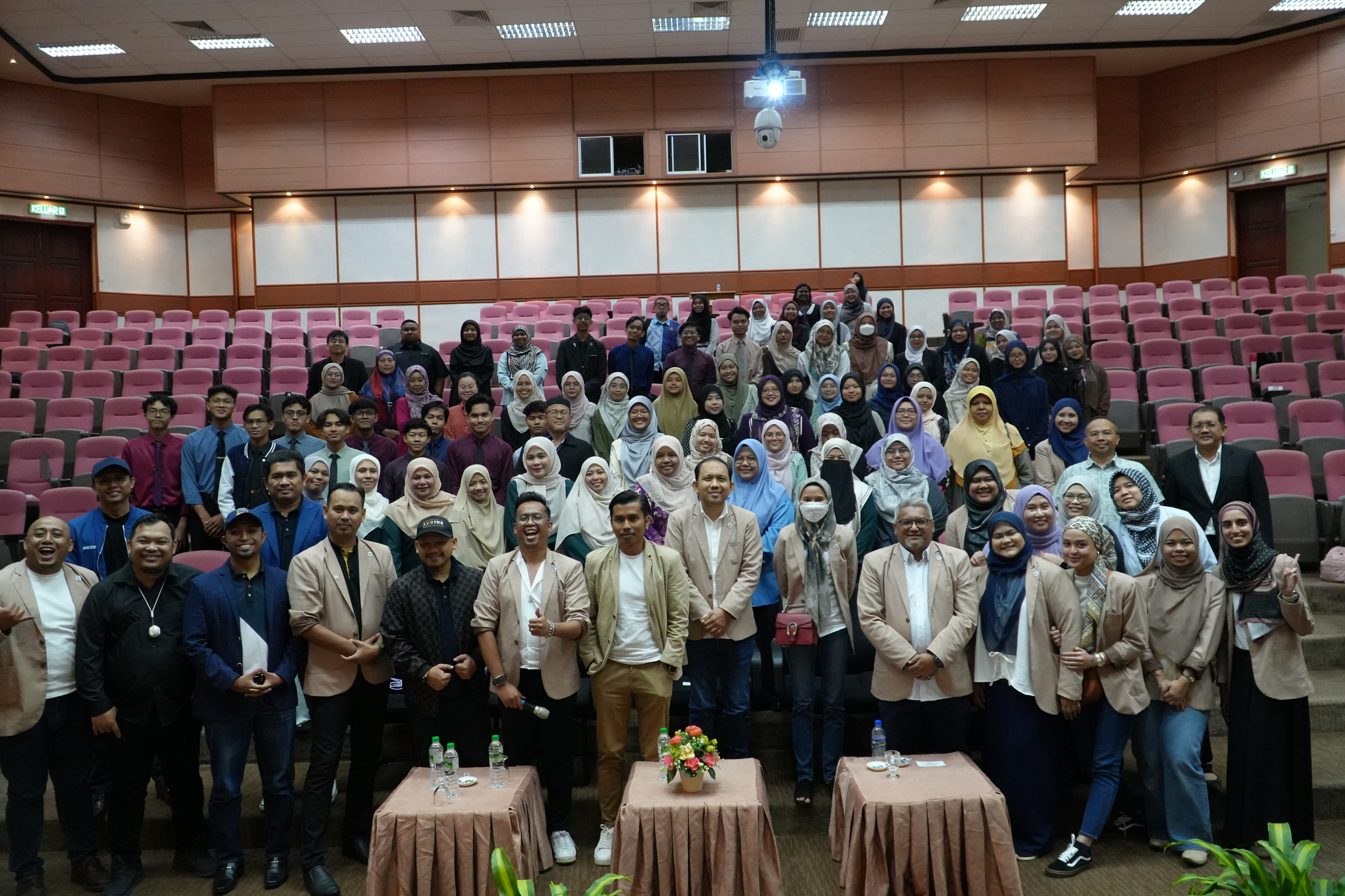 Azrain bersama peserta di Universiti Utara Malaysia 2024
